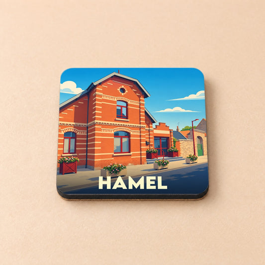 Dessous de verre souvenir de la ville de Hamel avec une illustration stylisée d'un bâtiment en briques rouges.