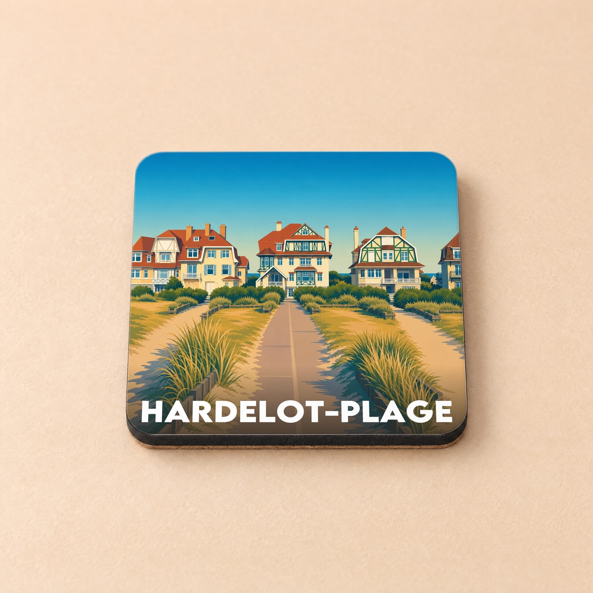 Dessous de verre souvenir de Hardelot-Plage avec une illustration stylisée de villas de bord de mer.
