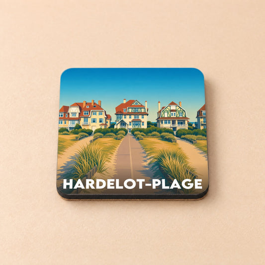 Dessous de verre souvenir de Hardelot-Plage avec une illustration stylisée de villas de bord de mer.