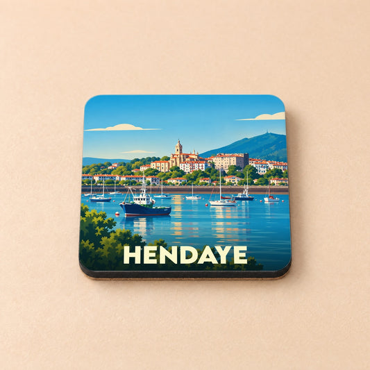 Dessous de verre souvenir de la ville de Hendaye orné d'une illustration stylisée de son port et de son front de mer.