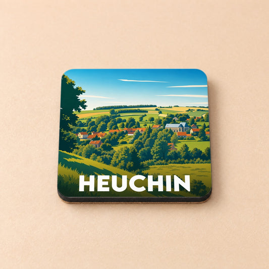 Dessous de verre souvenir de la ville de Heuchin avec une illustration stylisée de paysages vallonnés et du village.