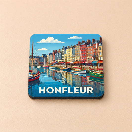Dessous de verre souvenir de la ville de Honfleur avec une illustration stylisée de son vieux port et de ses maisons colorées.
