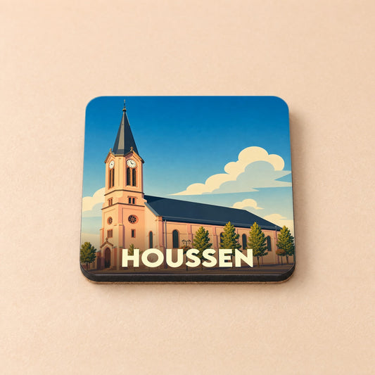 Dessous de verre souvenir de la ville de Houssen avec une illustration stylisée de son église sous un ciel bleu.