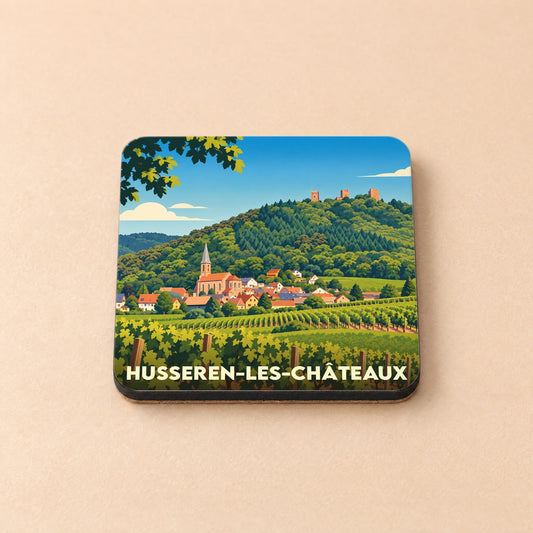 Dessous de verre souvenir de la ville de Husseren-les-Châteaux avec une illustration stylisée de son paysage alsacien.