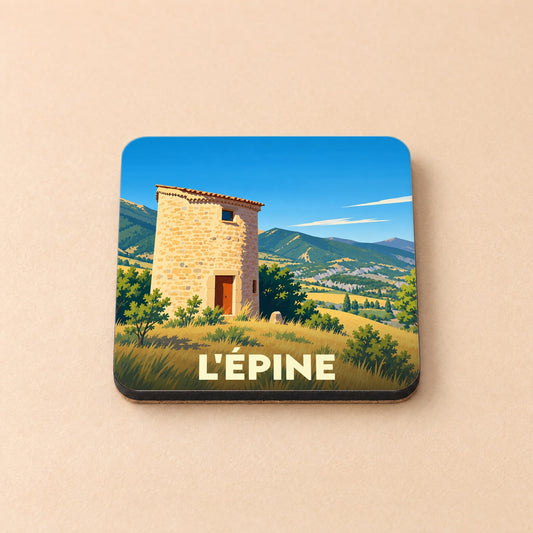 Dessous de verre souvenir de la ville de L'Épine avec une illustration stylisée d'un moulin en pierre dans un paysage montagneux.