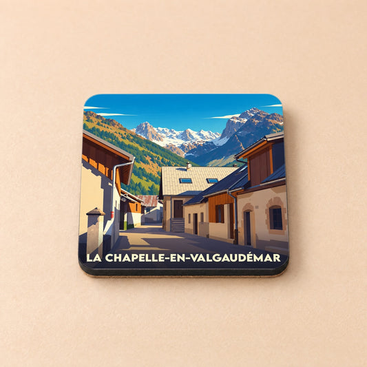 Dessous de verre souvenir de la ville de La Chapelle-en-Valgaudémar avec une illustration montagnarde stylisée.