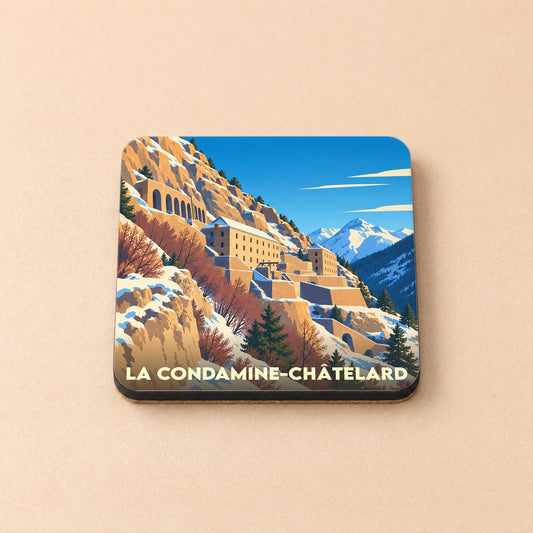 Dessous de verre souvenir de la ville de La Condamine-Châtelard avec une illustration stylisée du Fort de Tournoux en montagne.