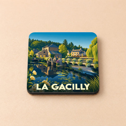 Dessous de verre souvenir de la ville de La Gacilly avec une illustration stylisée de son paysage fluvial.