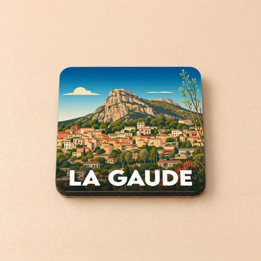 Dessous de verre souvenir de la ville de La Gaude avec une illustration stylisée d'un village provençal au pied d'une montagne.