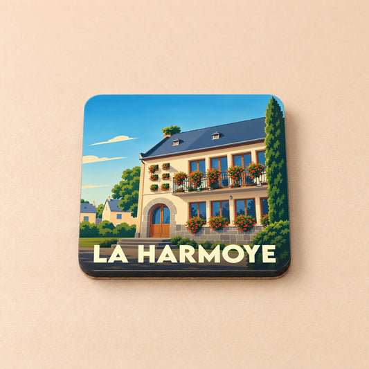 Dessous de verre souvenir de la ville de La Harmoye avec une illustration stylisée d'une maison fleurie.