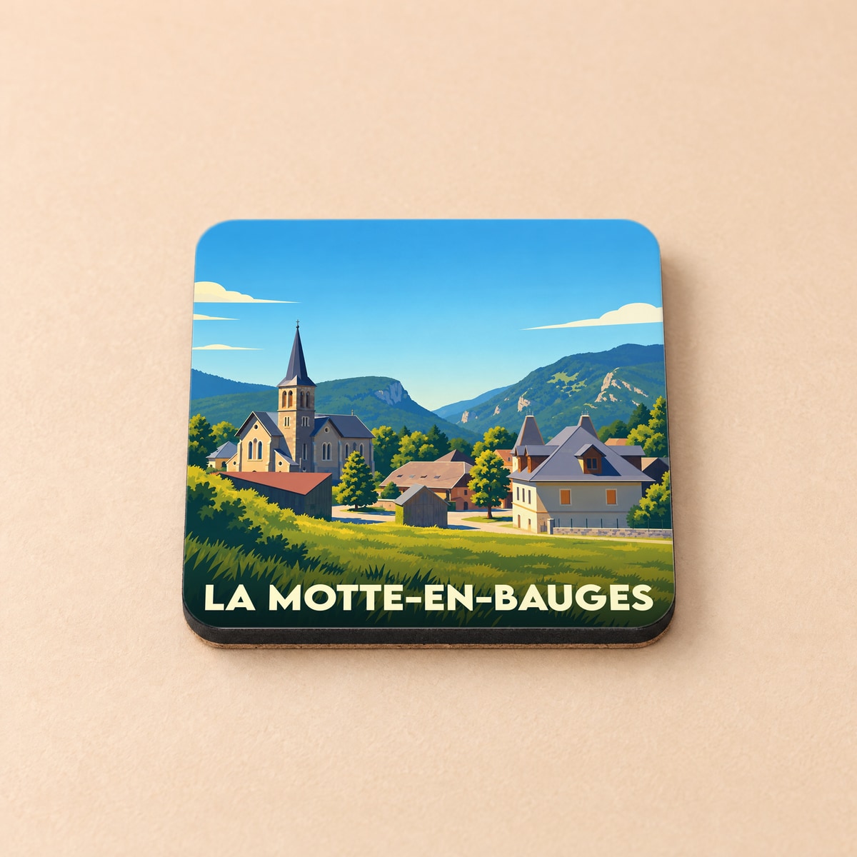Dessous de verre souvenir de la ville de La Motte-en-Bauges avec une illustration stylisée de son église et des montagnes environnantes.