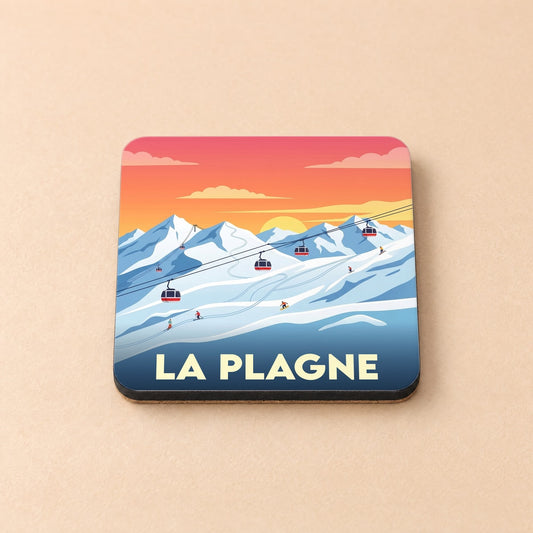 Dessous de verre souvenir de la station de La Plagne avec une illustration de montagne stylisée.