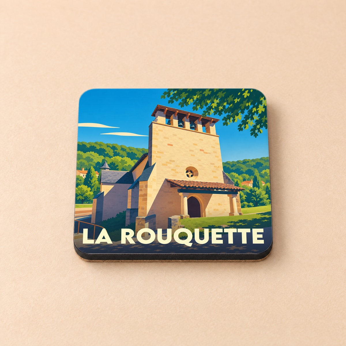 Dessous de verre souvenir de la ville de La Rouquette illustrant son église dans un style graphique épuré.
