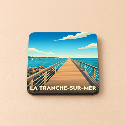 Dessous de verre souvenir de la ville de La Tranche-sur-Mer avec une illustration stylisée d'une jetée.