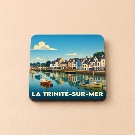 Dessous de verre souvenir de La Trinité-sur-Mer avec une illustration stylisée du port et de ses maisons colorées.