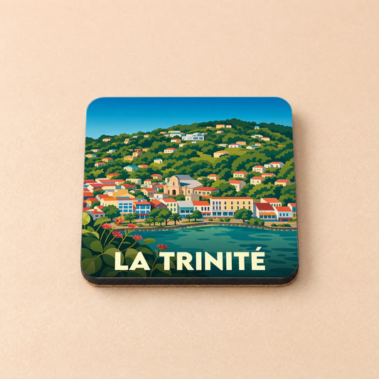 Dessous de verre souvenir de la ville de La Trinité avec une illustration stylisée et colorée du front de mer.