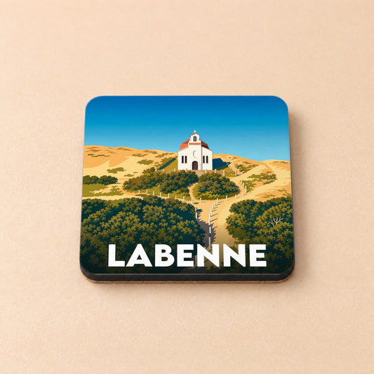 Dessous de verre souvenir de la ville de Labenne illustrant une chapelle dans les dunes.
