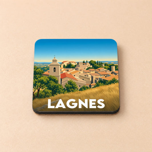 Dessous de verre souvenir de la ville de Lagnes avec une illustration stylisée de son village perché.