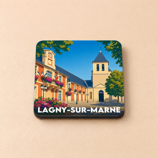 Dessous de verre souvenir de la ville de Lagny-sur-Marne avec une illustration stylisée de l'hôtel de ville et de l'abbatiale.