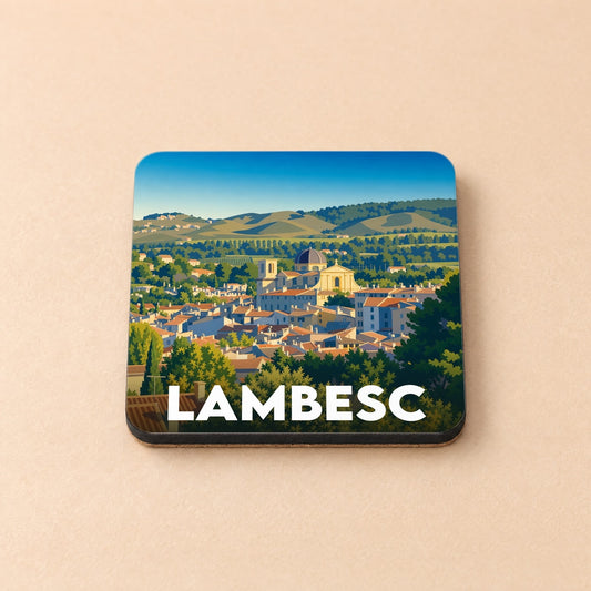 Dessous de verre souvenir de la ville de Lambesc avec une illustration stylisée d'un paysage provençal.