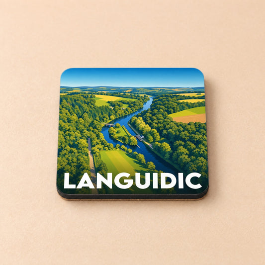 Dessous de verre souvenir de la ville de Languidic illustré d'un paysage de rivière et de forêts dans un style graphique épuré.