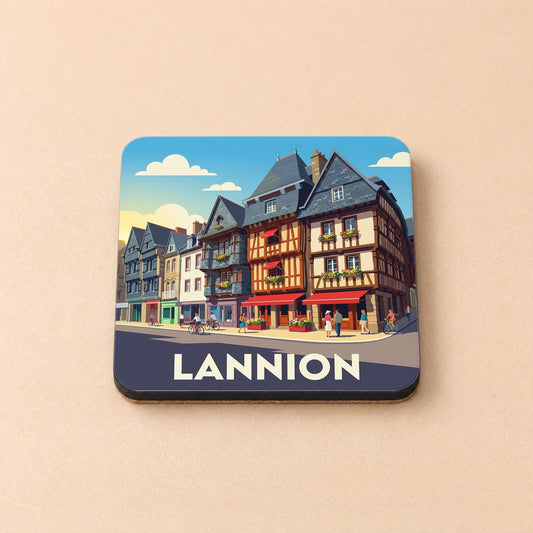 Dessous de verre souvenir de la ville de Lannion orné d'une illustration stylisée de ses maisons à colombages.