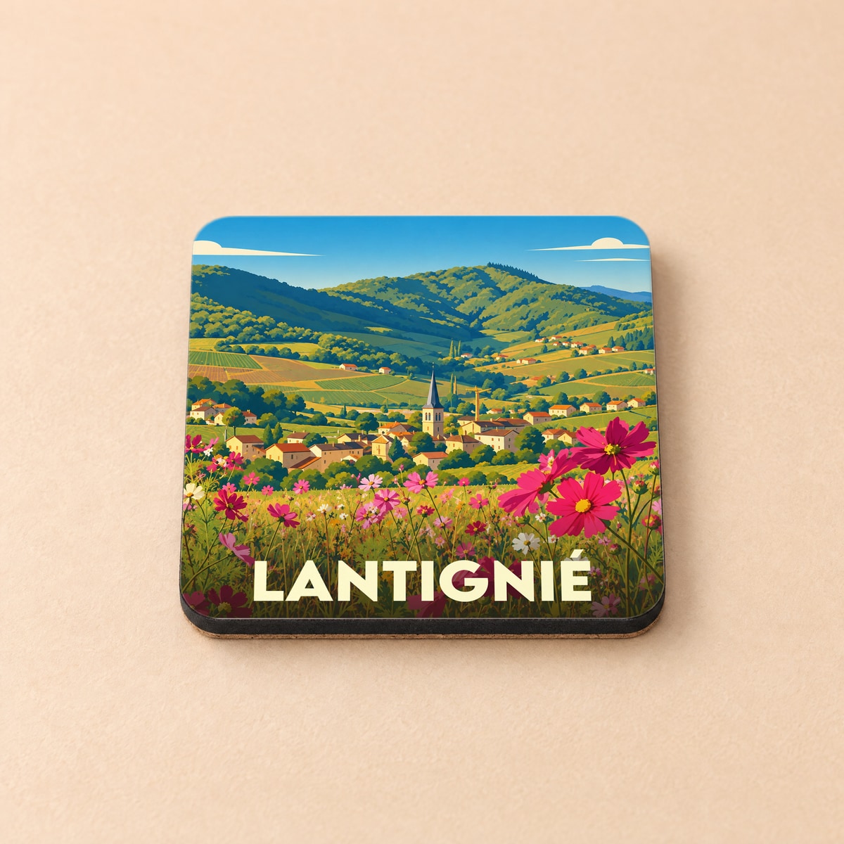 Dessous de verre souvenir de la ville de Lantignié avec une illustration stylisée de son paysage vallonné et fleuri.