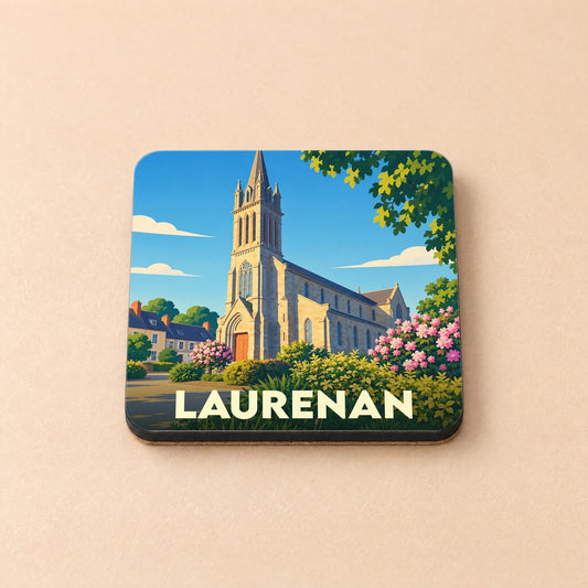 Dessous de verre souvenir de la ville de Laurenan avec une illustration stylisée de son église et de jardins fleuris.