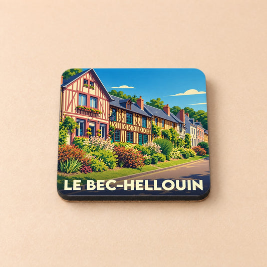 Dessous de verre souvenir de la ville du Bec-Hellouin avec une illustration stylisée de maisons à colombages fleuries.