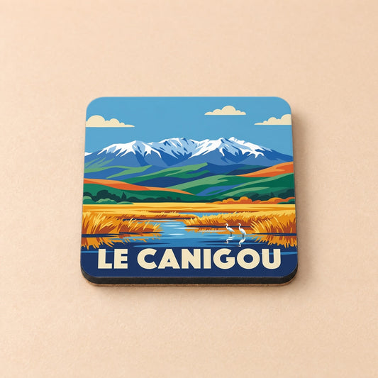 Dessous de verre souvenir du mont Le Canigou avec une illustration stylisée de montagne et de nature.