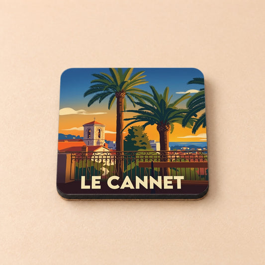 Dessous de verre souvenir de la ville de Le Cannet avec une illustration stylisée de palmiers au coucher du soleil.