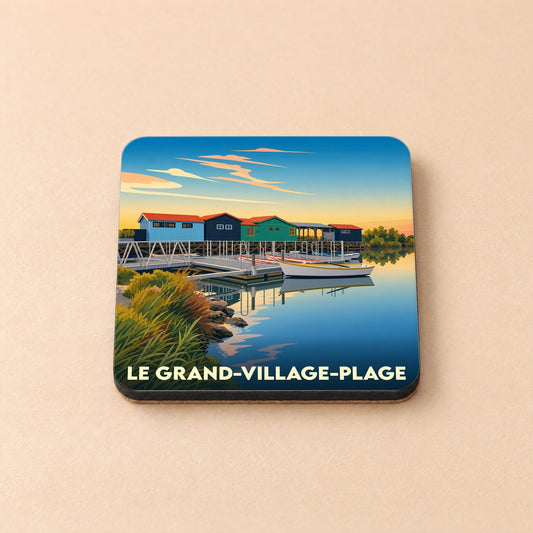 Dessous de verre souvenir de la ville de Le Grand-Village-Plage avec une illustration stylisée de cabanes colorées sur l'eau.