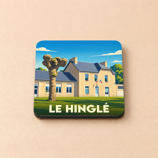 Dessous de verre souvenir de la ville de Le Hinglé avec une illustration stylisée d'un bâtiment communal.