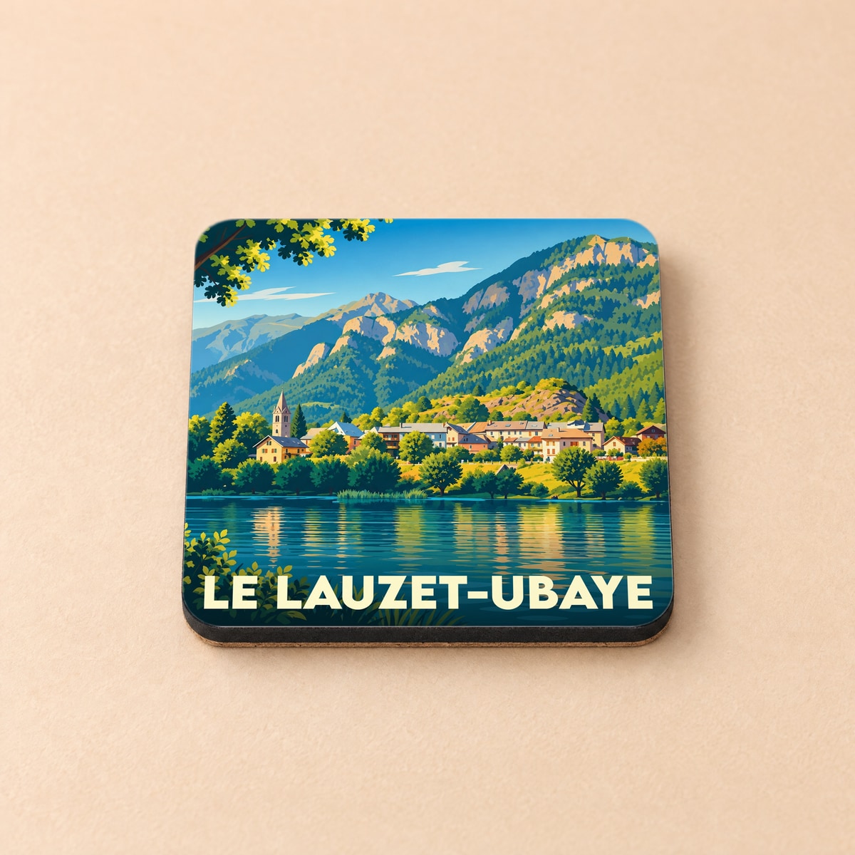 Dessous de verre souvenir de la ville de Le Lauzet-Ubaye avec une illustration stylisée d'un village de montagne au bord d'un lac.