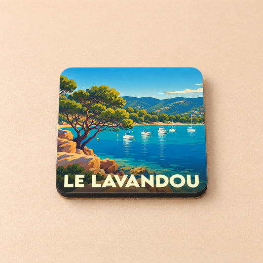 Dessous de verre souvenir de la ville de Le Lavandou avec une illustration stylisée d'un bord de mer ensoleillé.