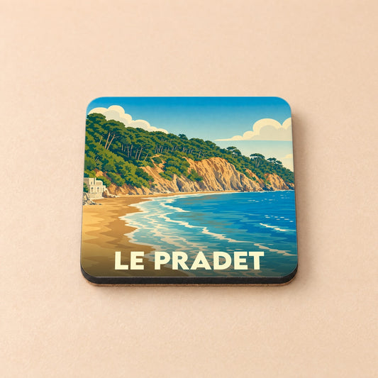 Dessous de verre souvenir de la ville du Pradet avec une illustration stylisée de son littoral.