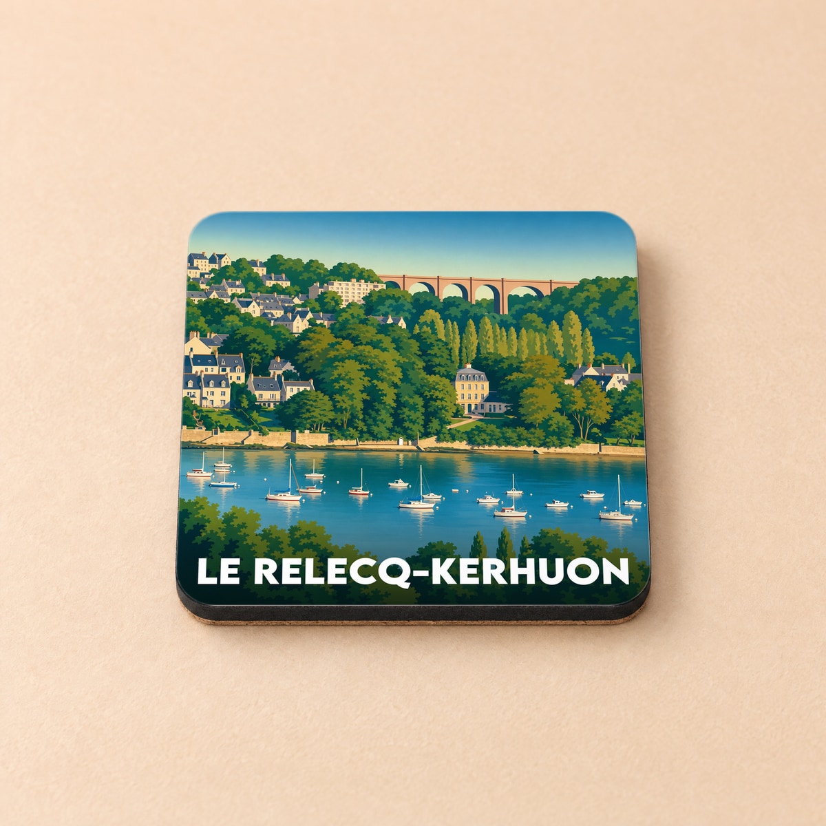 Dessous de verre souvenir de la ville de Le Relecq-Kerhuon avec une illustration stylisée d'un paysage côtier.