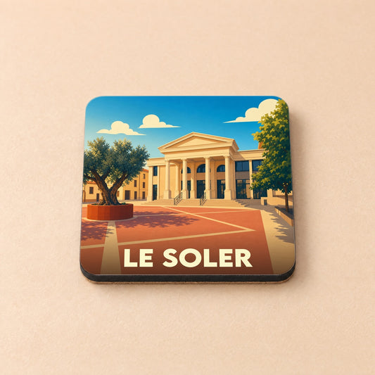 Dessous de verre souvenir de la ville de Le Soler avec une illustration stylisée d'un bâtiment néoclassique et d'un olivier.