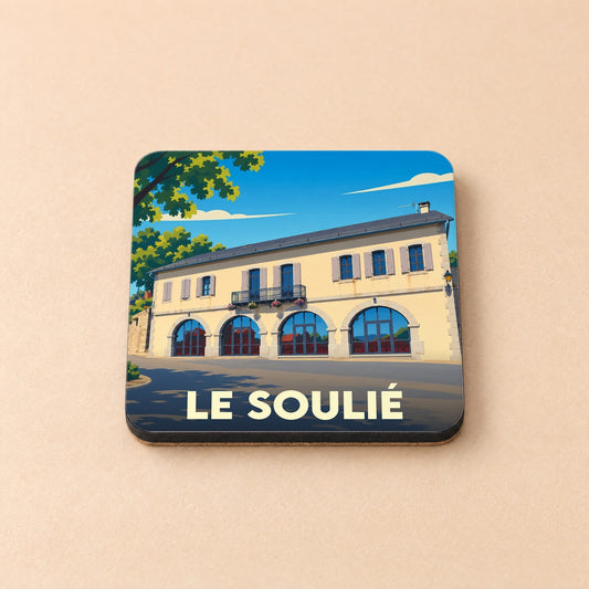 Dessous de verre souvenir de la ville de Le Soulié avec une illustration stylisée d'un bâtiment traditionnel.
