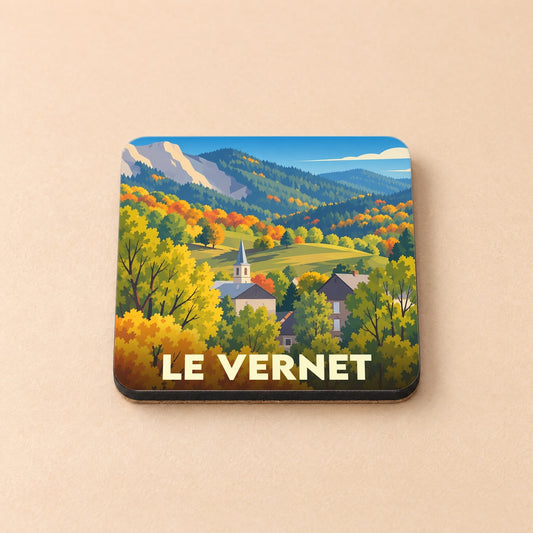 Dessous de verre souvenir de la ville du Vernet avec une illustration stylisée de ses paysages montagneux en automne.