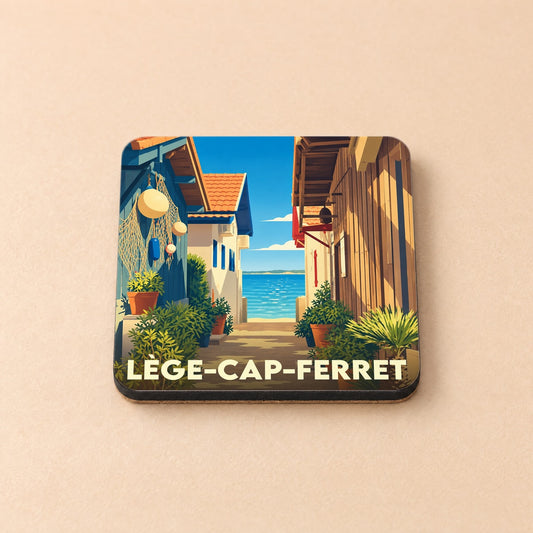 Dessous de verre souvenir de Lège-Cap-Ferret illustrant une ruelle côtière typique menant à l'océan.