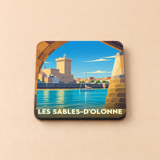 Dessous de verre souvenir de la ville de Les Sables-d'Olonne avec une illustration stylisée du port et de la tour Arundell.