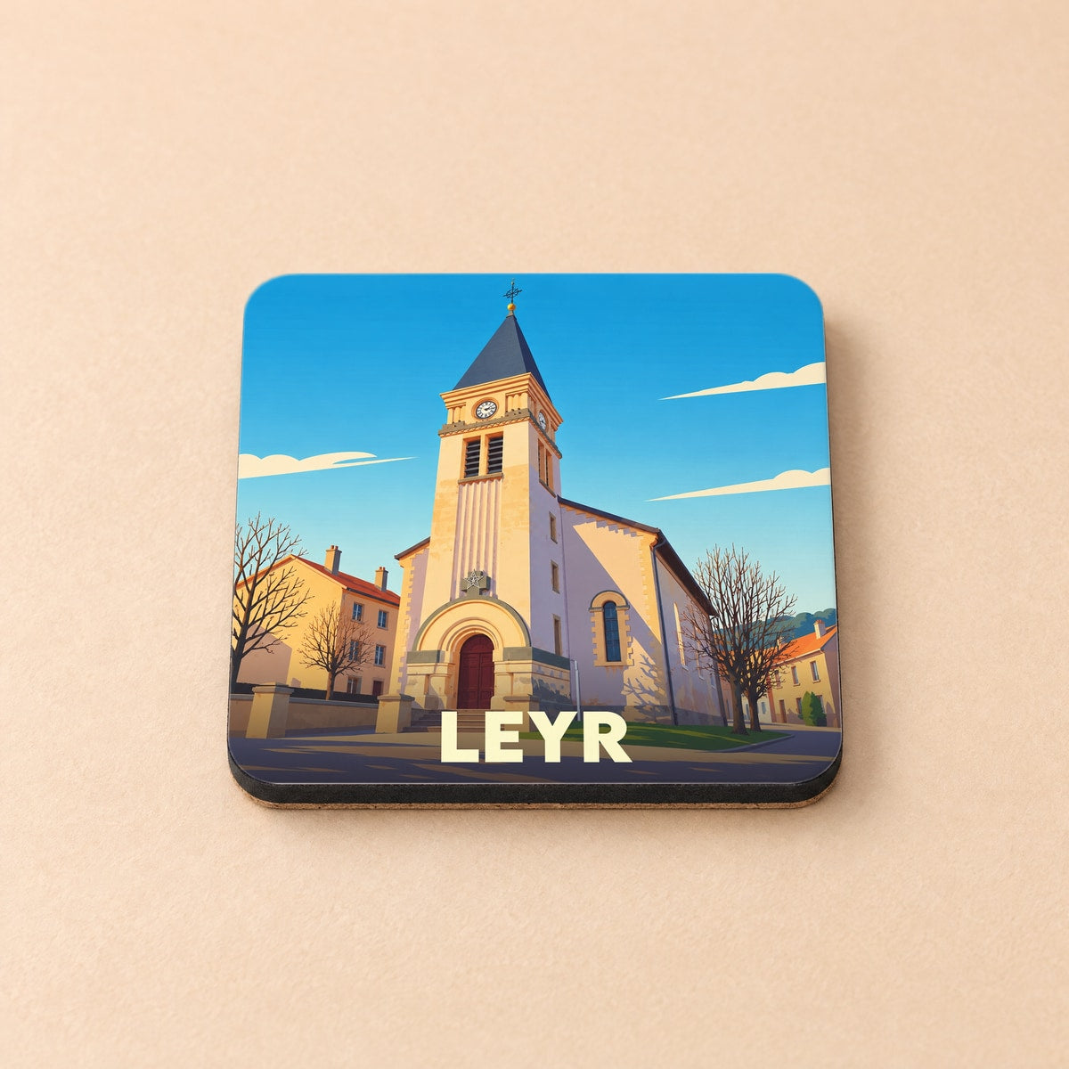 Dessous de verre souvenir de la ville de Leyr avec une illustration stylisée de son église sous un ciel bleu.