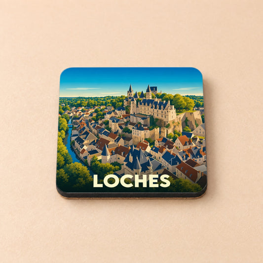 Dessous de verre souvenir de la ville de Loches arborant une illustration stylisée de sa cité médiévale.