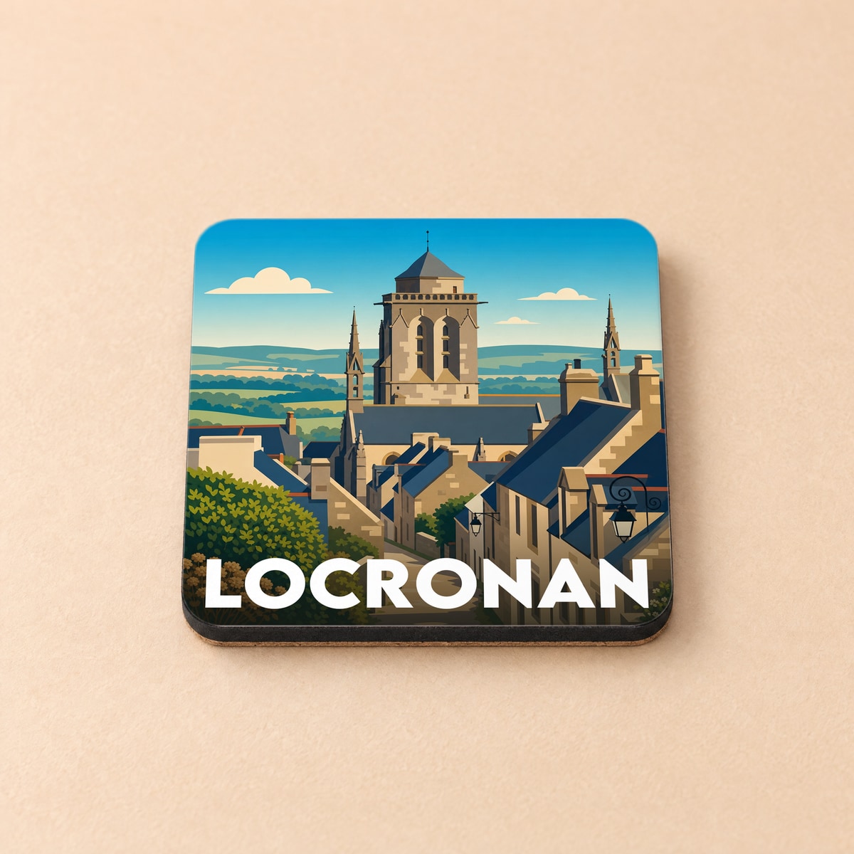 Dessous de verre souvenir de la ville de Locronan avec une illustration stylisée de son église et de ses maisons en pierre.