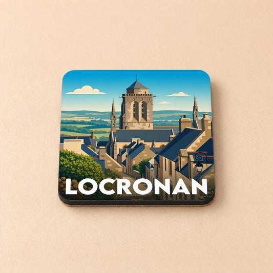 Dessous de verre souvenir de la ville de Locronan avec une illustration stylisée de son église et de ses maisons en pierre.