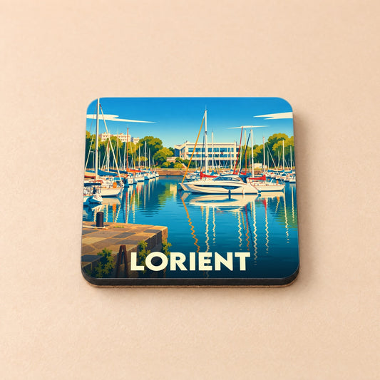 Dessous de verre souvenir de la ville de Lorient avec une illustration stylisée d'un port de plaisance.