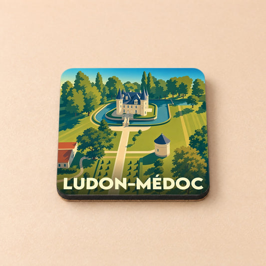 Dessous de verre souvenir de la ville de Ludon-Médoc avec une illustration stylisée d'un château entouré d'eau.