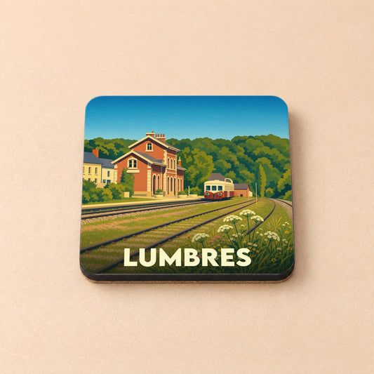 Dessous de verre souvenir de la ville de Lumbres avec une illustration stylisée d'une gare et d'un train.