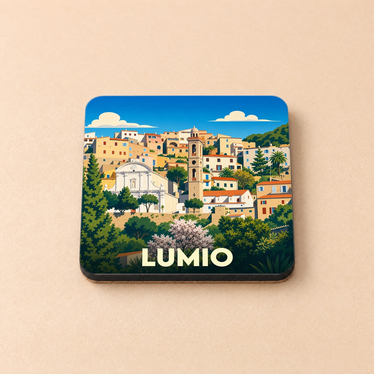 Dessous de verre souvenir de la ville de Lumio avec une illustration stylisée d'un village corse perché.